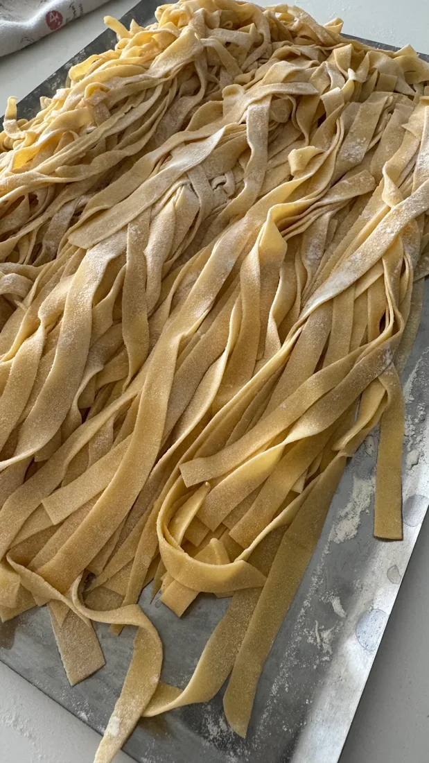 Tagliatelles maison encore crues sur le plateau